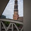 Tour de l'église historique à travers le pont sur Heiko Meier