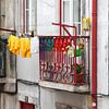 Oud balkon met waslijn bij Bairro Mouraria, Lissabon, Portugal van Torsten Krüger