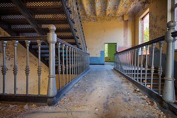 Urbex: Corridor in an abandoned barracks. by Carola Schellekens