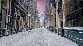 Schneebedecktes Rotlichtviertel in Amsterdam Niederlande bei Sonnenuntergang von Eye on You