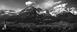 Wilder Kaiser Berge Österreich | Landschaft | Schwarz-Weiß | Fototapete von Laura Dijkslag