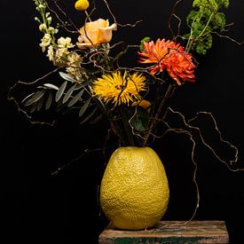 Nature morte ; fleurs colorées dans un vase sur Nelleke Uenk Fotografie