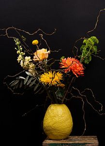 Nature morte ; fleurs colorées dans un vase sur Nelleke Uenk Fotografie