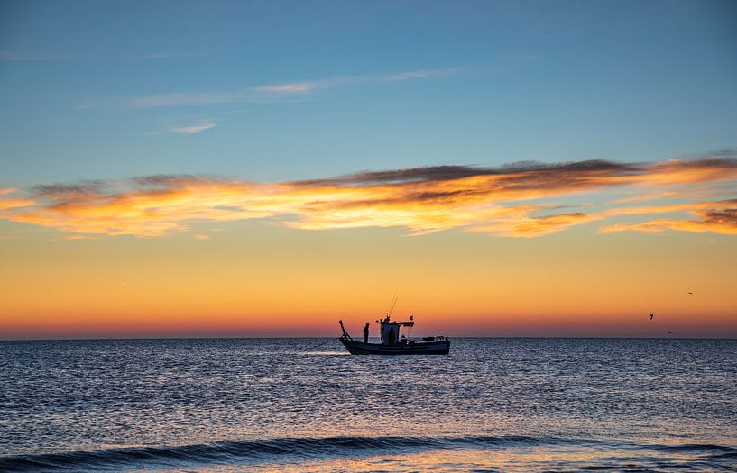 Vissersboot in de zonsopgang van VIDEOMUNDUM