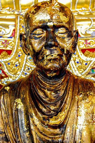 Mönch Statue mit Blattgold im Wat Saket Golden Mount in Bangkok Thailand
