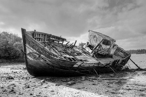 HDR urbex Cimetiere a bateaux scheepskerkhof te Quelmer bretagne