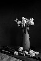 narcissen in aardewerk vaas | fine art stilleven fotografie in zwart-wit | print muur kunst