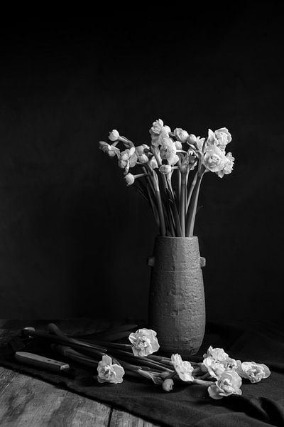 Narzissen in Steingutvase | Kunst Stillleben Fotografie in schwarz und weiß | Wandkunst drucken von Nicole Colijn