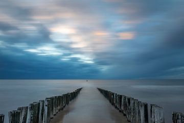 Strand van Walcheren tijdens het blauwe uur van Gerben van Buiten