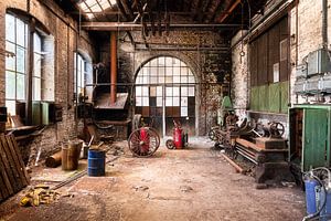 Verlaten Werkplaats in Verval. van Roman Robroek - Foto's van Verlaten Gebouwen