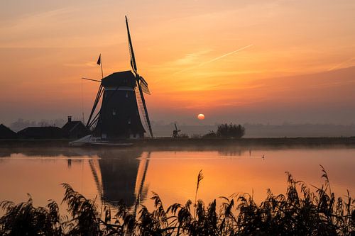 Een zonsopkomst bij een molen langs de Rotte