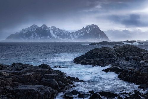 Une vue imprenable sur le littoral escarpé et les sommets majestueux de 