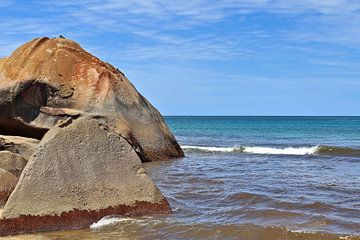 Een strand met rotsen op de Seychellen