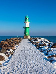 Mole an der Ostseeküste in Warnemünde im Winter