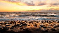 Goudgele zonsondergang boven zee van Anouschka Hendriks thumbnail