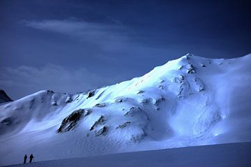 Skiërs voor de onmetelijkheid van het landschap, Franse Alpen van Hozho Naasha
