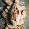 SF 12548801  Rustiek broodbord met brood op donkere achtergrond van BeeldigBeeld Food & Lifestyle