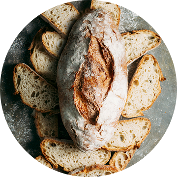 SF 12548801  Rustiek broodbord met brood op donkere achtergrond