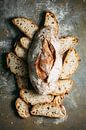 SF 12548801  Rustiek broodbord met brood op donkere achtergrond van BeeldigBeeld Food & Lifestyle thumbnail