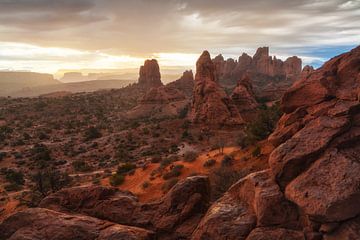 Arches op een regenachtige ochtend bij zonsopgang van Martin Podt