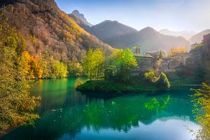 Isola Santa, mittelalterliches Dorf und See im Herbst, Italien