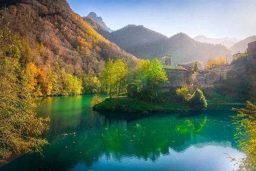 Isola Santa, village médiéval et lac en automne, Italie