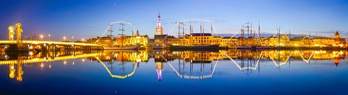 Hanzestad Kampen in de avond gezien vanaf de IJssel