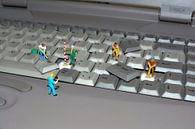 miniatuur world men at work toetsenbord laptop little people van Groothuizen Foto Art thumbnail