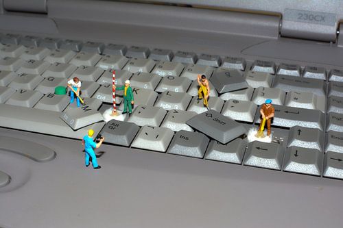 miniatuur world men at work toetsenbord laptop little people van Groothuizen Foto Art
