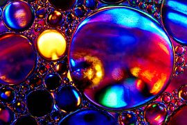 Olie druppels op water von Harry Wedzinga