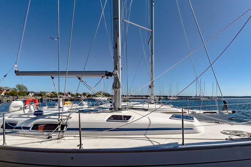 Segelyacht im Hafen Bregge, Rügen von GH Foto & Artdesign