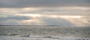 Niederländische Himmel am Strand von Louise Poortvliet