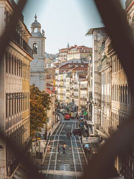 Doorkijkje in typisch Portugese straat van Eline Huizenga