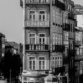 Schwarz-Weiß-Foto eines Gebäudes in Porto | Reisefotografie von Studio Rood