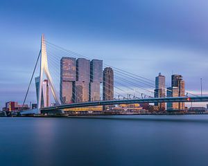 Zonsondergang bij de Erasmusbrug, aan de Maas in Rotterdam