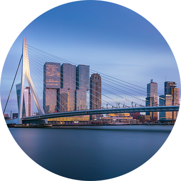 Zonsondergang bij de Erasmusbrug, aan de Maas in Rotterdam