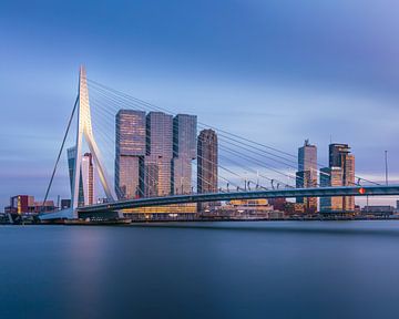 Zonsondergang bij de Erasmusbrug, aan de Maas in Rotterdam van Henno Drop