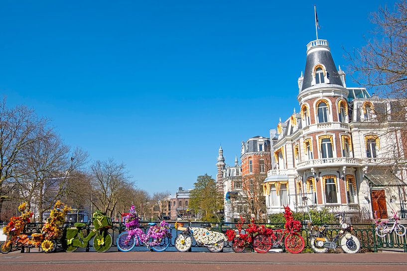 Vélos décorés sur les canaux à Amsterdam Pays-Bas par Eye on You