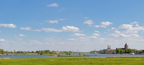 Panoramisch uitzicht op de Hanzestad Kampen gelegen aan de oevers van de rivier de IJssel