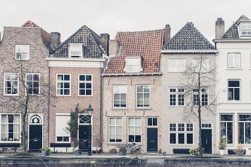 Straatbeeld van de oude grachtenpanden van 's-Hertogenbosch