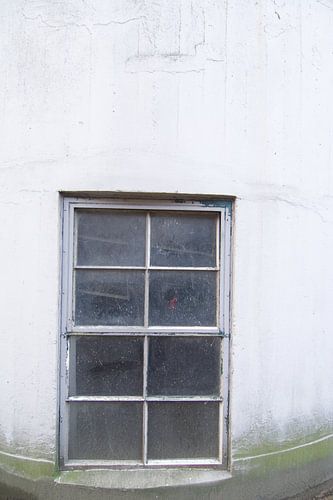 Fenêtre dans une maison délabrée