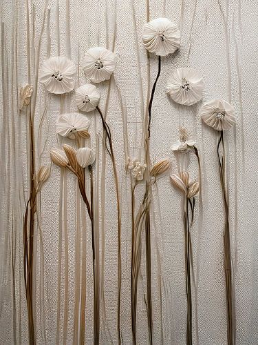 Japandi Art: Minimalistische weiße Blumen auf Leinenstruktur