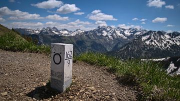 Close-up van een grenssteen in de Allgäuer Alpen van Timon Schneider