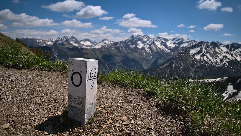 Gros plan sur une pierre frontalière dans les Alpes de l'Allgäu par Timon Schneider
