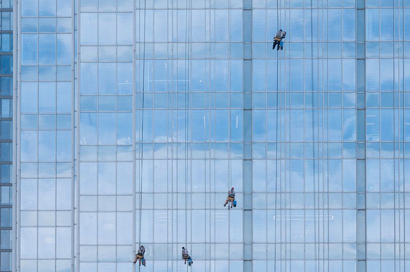 4 Fensterputzer auf blauer Glasfassade von Danny Motshagen