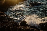 Golven slaan tegen de kust in het zuiden van Italië