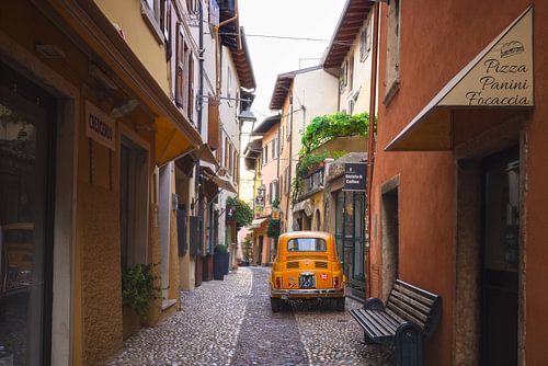 Oranje Fiat 500 in Malcesine | reisfotografie | Italie