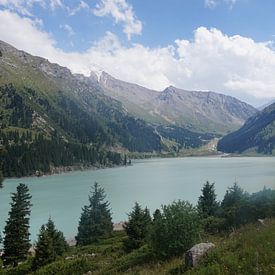 Big Almaty Lake in Kazachstan van Lindy van Oirschot