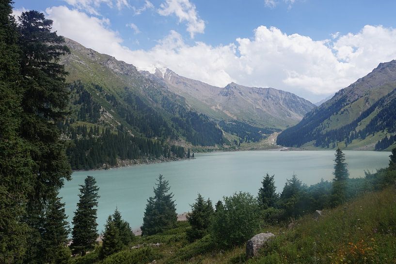 Big Almaty Lake in Kazachstan van Lindy van Oirschot