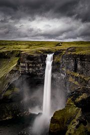 Chute de l'eau de Haifoss en Islande pendant un jour orageux foncé